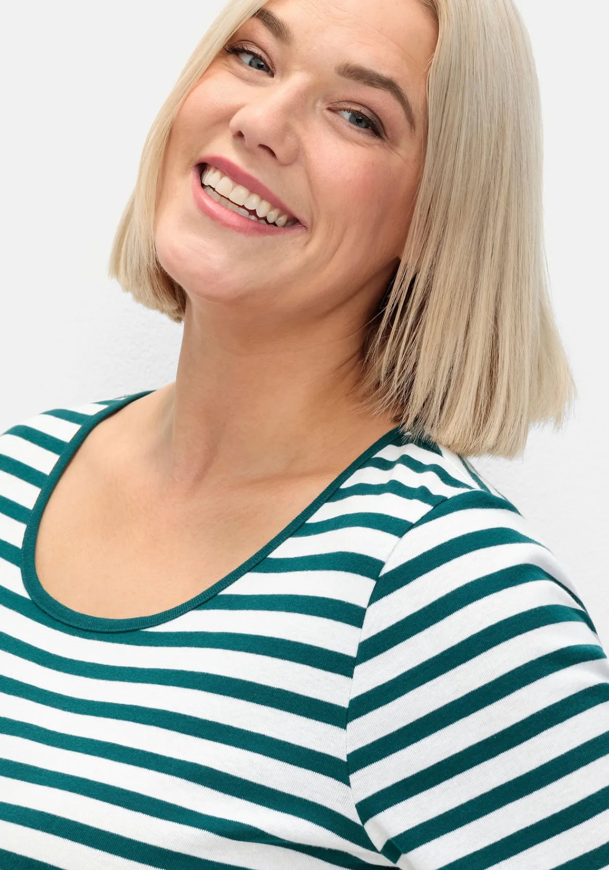 T-Shirt mit Streifen und Rundhalsausschnitt<sheego Sale
