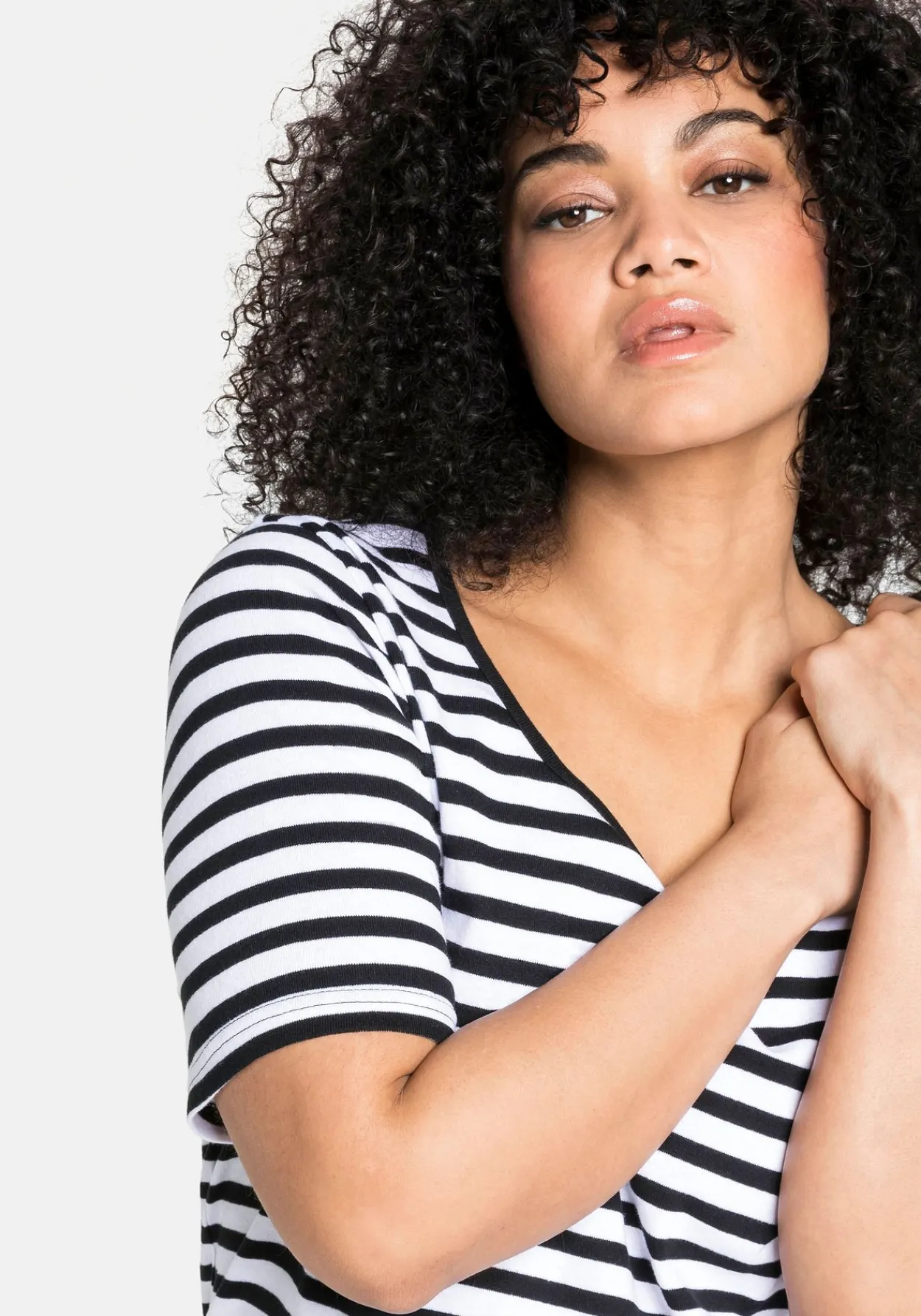 T-Shirt mit Streifen und Rundhalsausschnitt<sheego Fashion