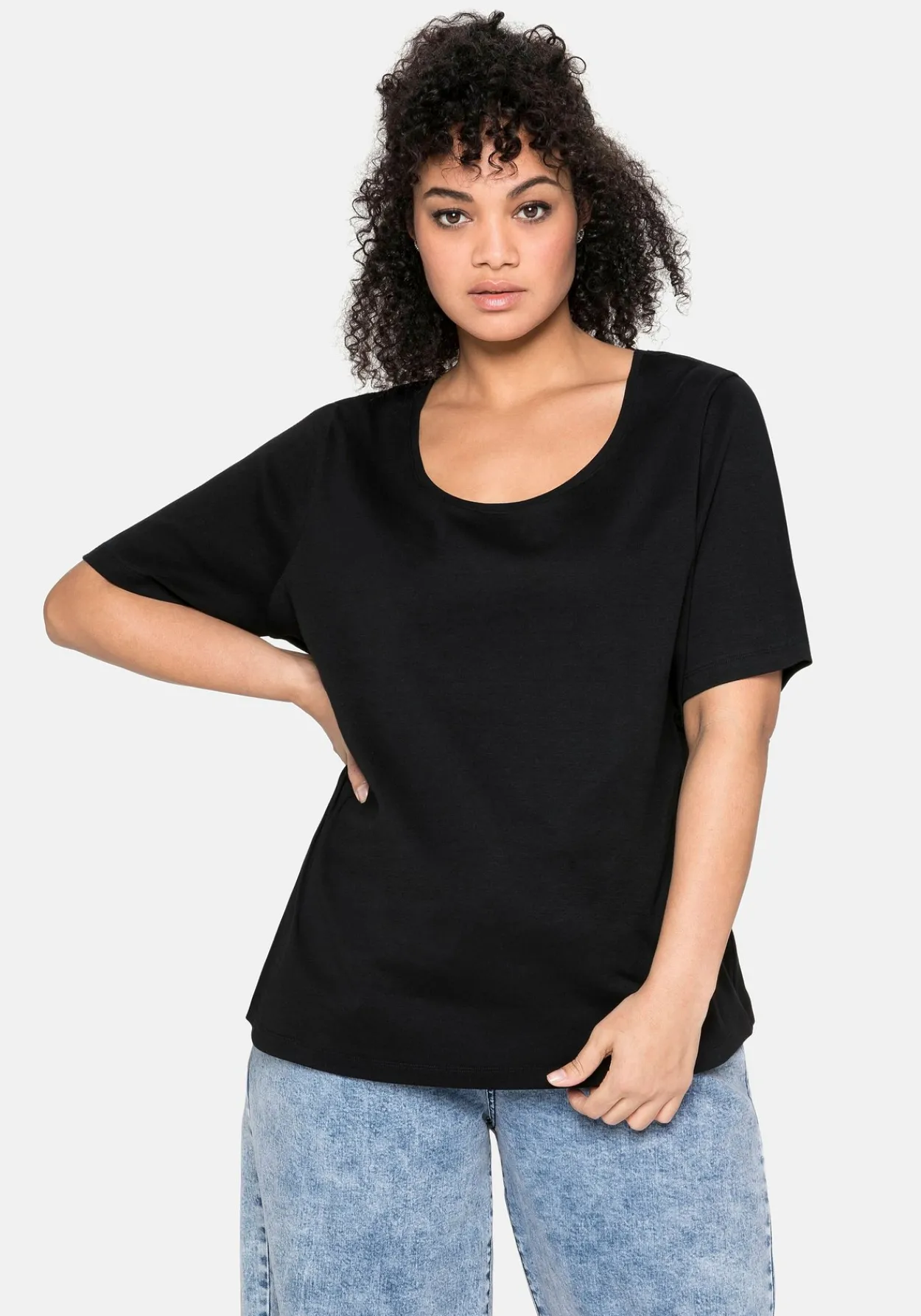 T-Shirt mit tiefem Ausschnitt und längerem Ärmel<sheego Fashion