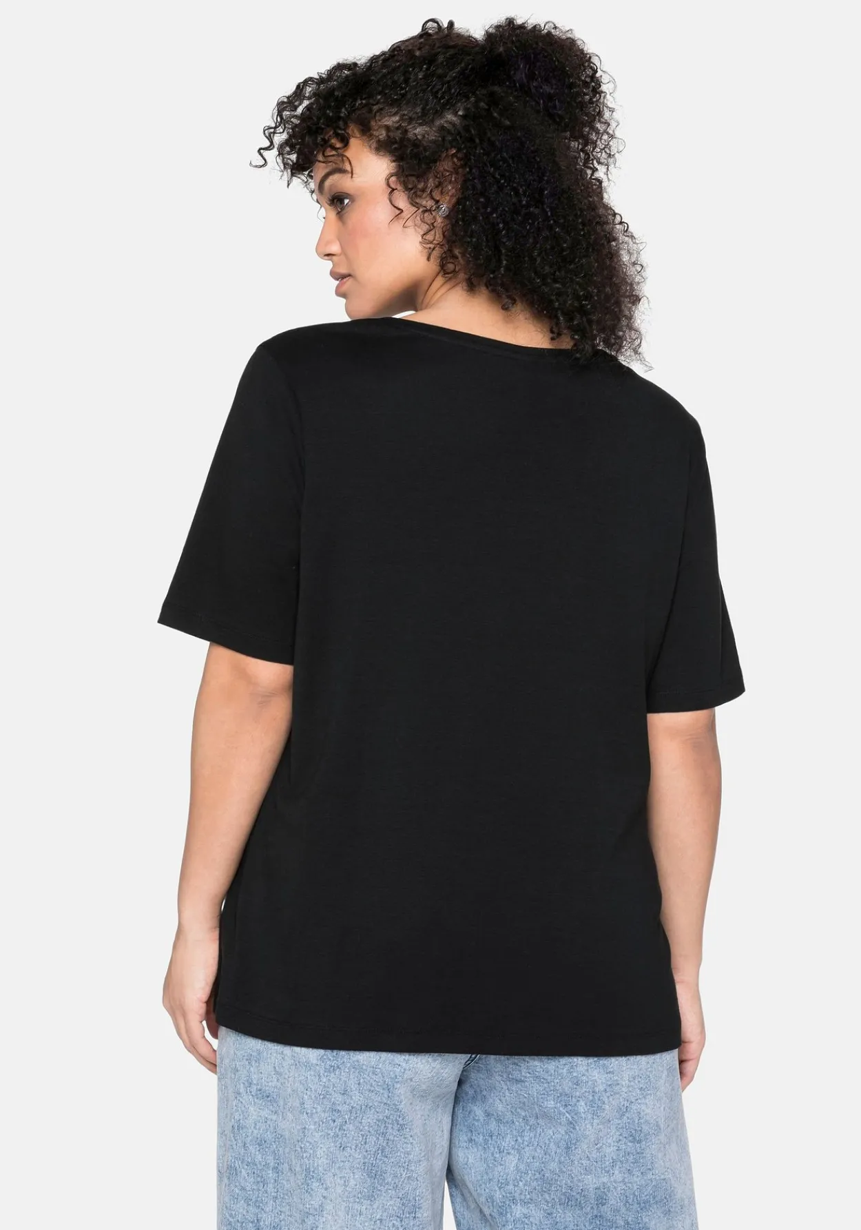 T-Shirt mit tiefem Ausschnitt und längerem Ärmel<sheego Fashion