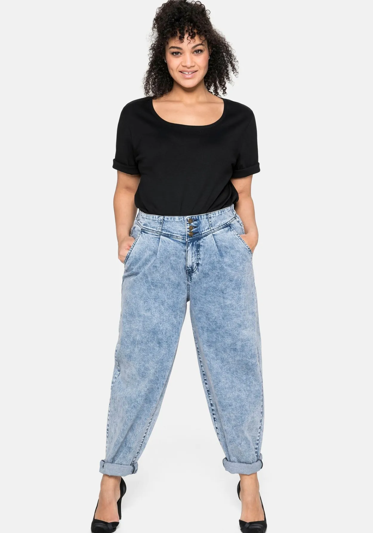 T-Shirt mit tiefem Ausschnitt und längerem Ärmel<sheego Fashion