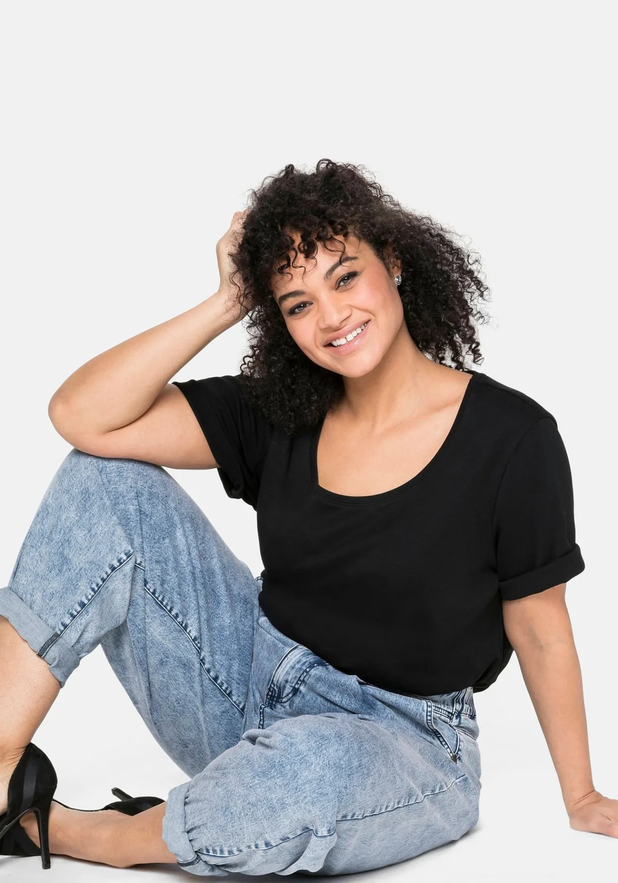 T-Shirt mit tiefem Ausschnitt und längerem Ärmel<sheego Fashion