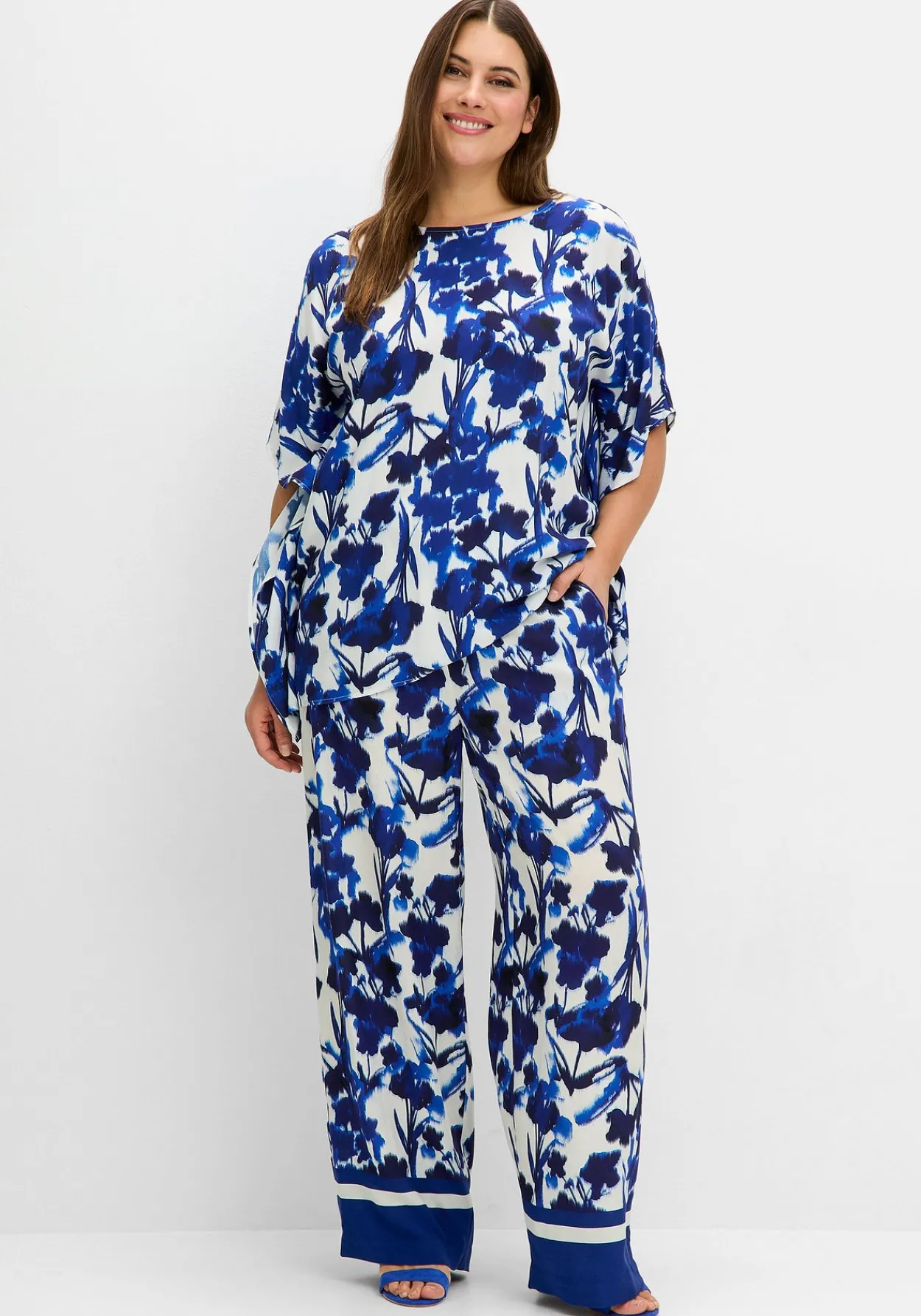 Weite, fließende Hose mit Blumendruck<sheego New