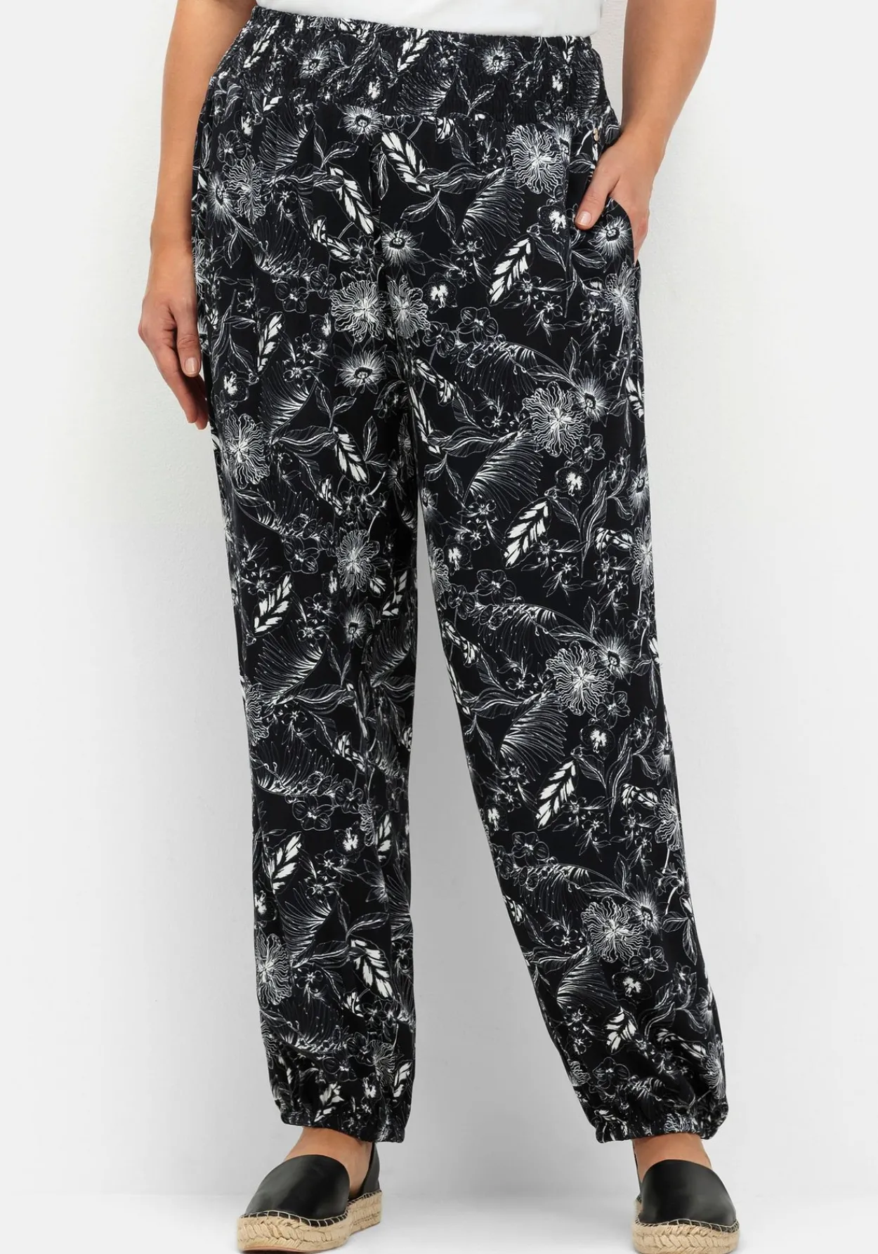Weite Hose mit Blätterprint und breitem Smokbund<sheego Online