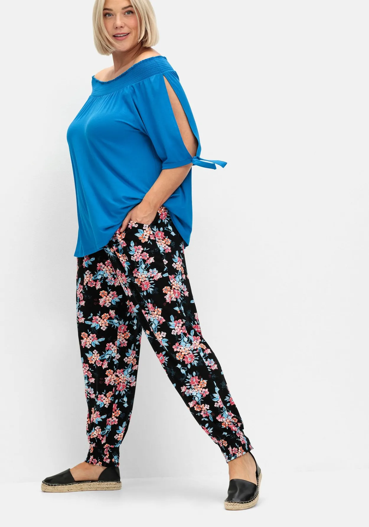 Weite Hose mit Blumendruck und Smok-Abschlüssen<sheego Outlet