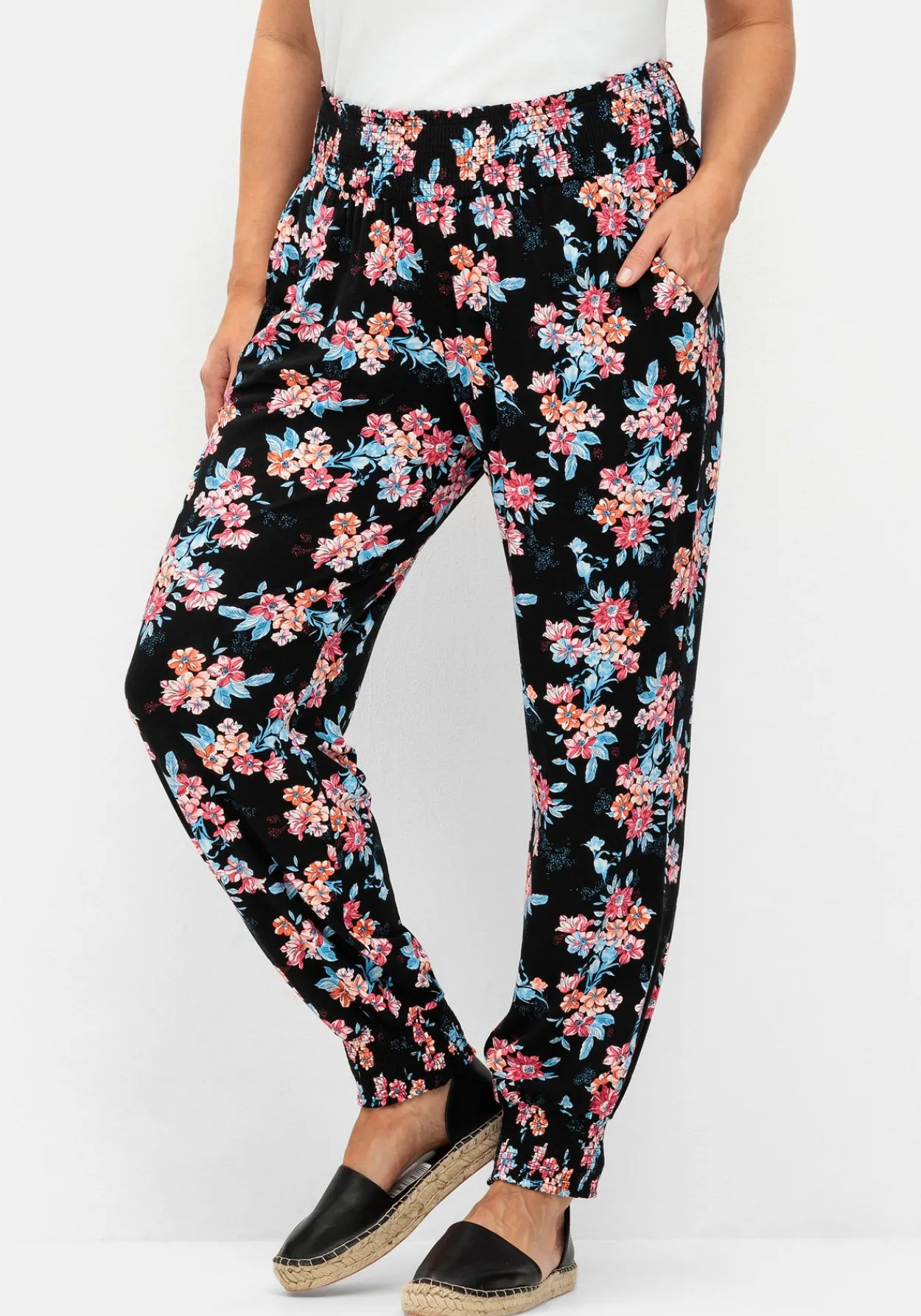 Weite Hose mit Blumendruck und Smok-Abschlüssen<sheego Outlet